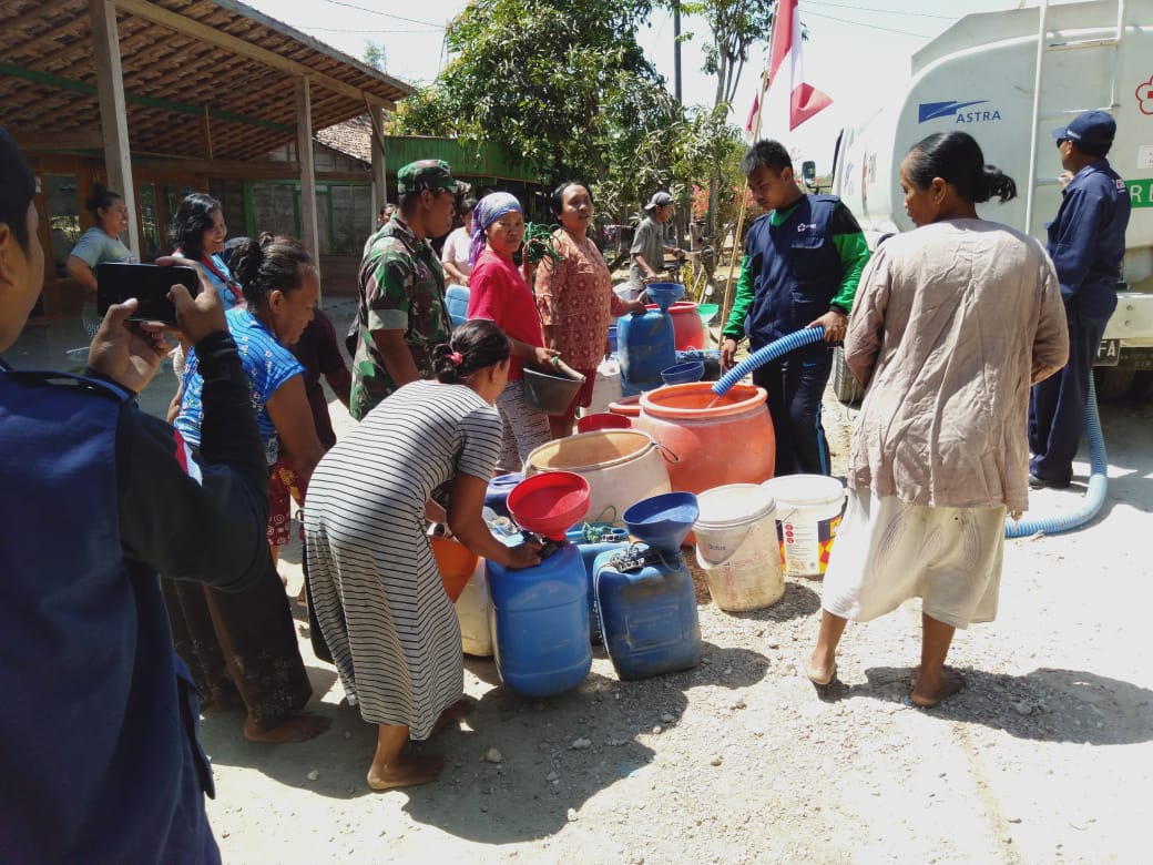 Babinsa Pastikan Droping Air Bersih Diwilayahnya Tertib Dan Aman