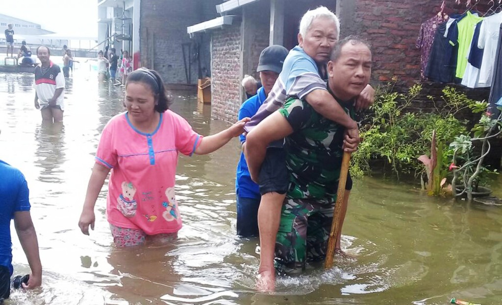 Babinsa Bantu Evakuasi Saat Bencana Banjir Di Sayung Demak