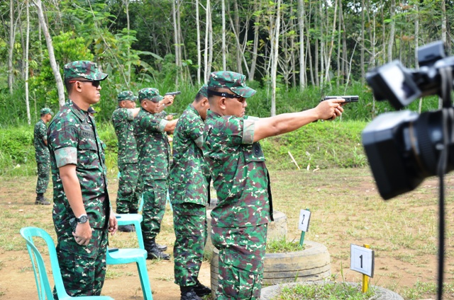 Danrem 073/Mkt Pimpin Latihan Menembak