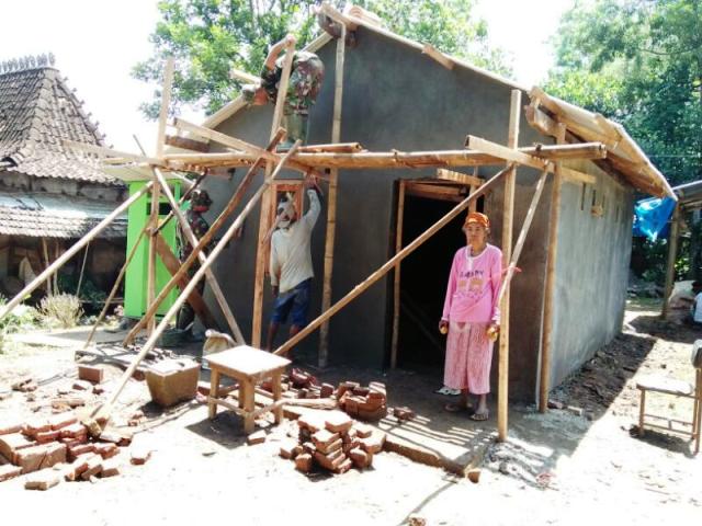 Satgas TMMD Kodim Kudus Rehab Rumah Mbah Sunarti