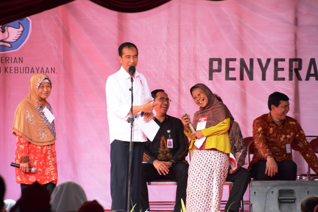 Presiden Jokowi Bagikan KIP Dan PKH