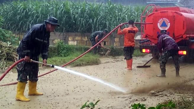 Koramil 20/Tambakromo, BNPB dan Warga Bersihkan Lumpur Paska Banjir