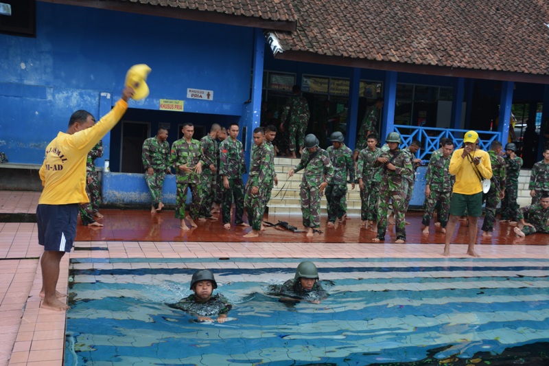 Tingkatkan Fisik Dengan Renang Militer