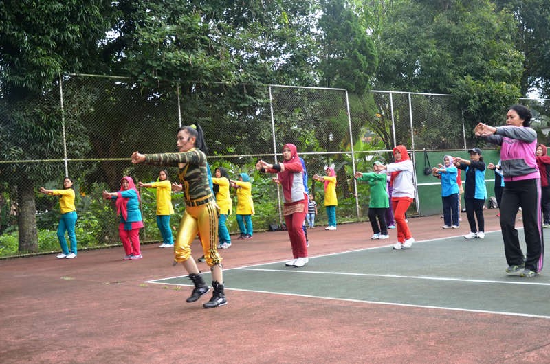 Kesehatan Mahal Harganya, Persit Koorcab Rem 073 Laksanakan Senam Bersama