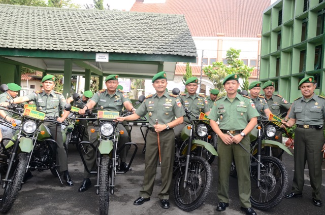 Danrem Makutarama Serahkan Bantuan Sepeda Motor