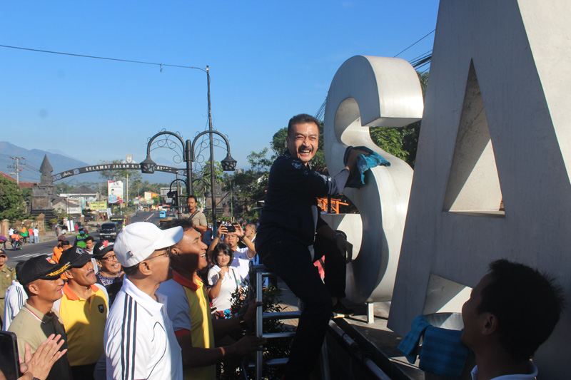 Kasrem Salatiga Mengikuti Kegiatan Resik-Resik Kutha Salatiga Dengan Semangat