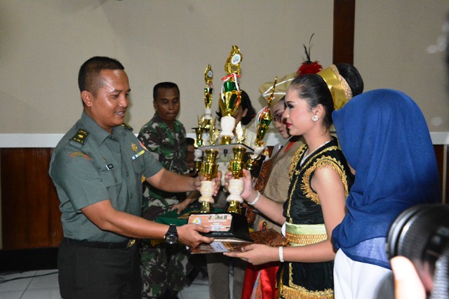 Kasiter memberikan piala kepada Juara Lomba