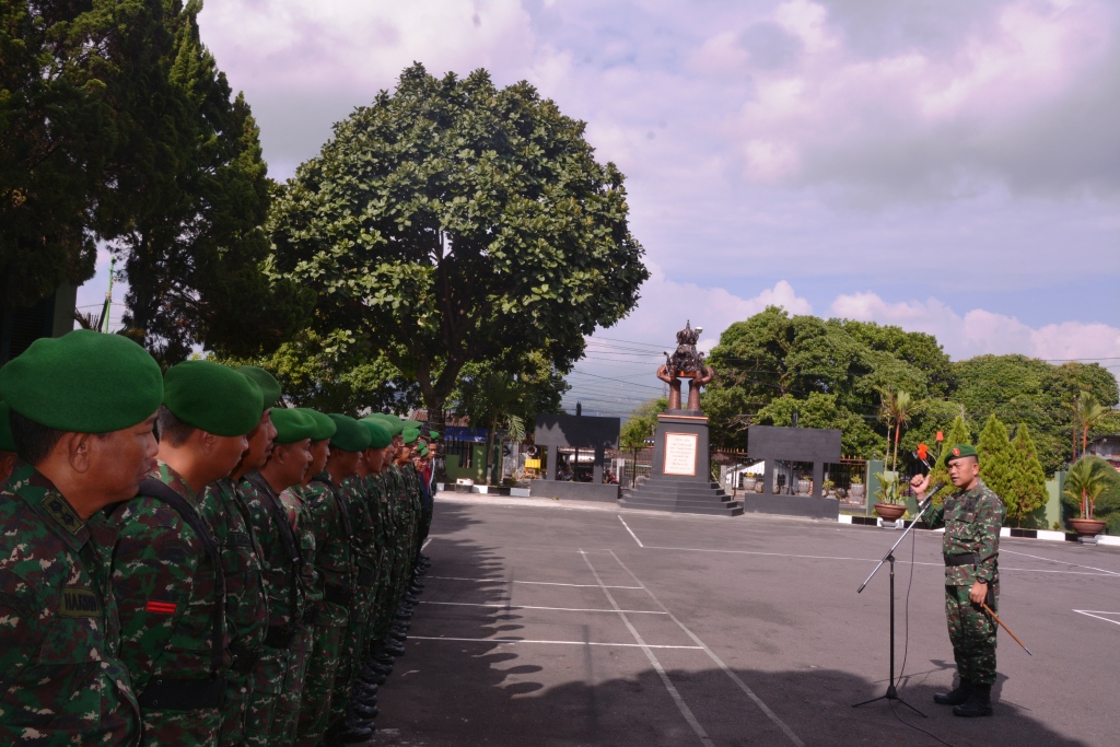 Danrem Memberikan Jam Komandan Kepada Seluruh Prajurit Dan PNS Korem 073/Makutarama