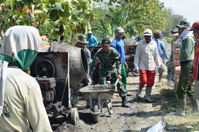 Panas Tak Menyurutkan Semangat TMMD Sengkuyung Tahap III Kodim 0716/Demak