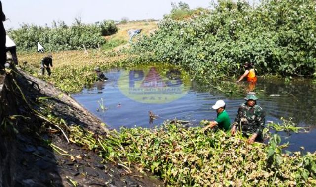 Puluhan Prajurit Bantu Bersihkan Lingkungan