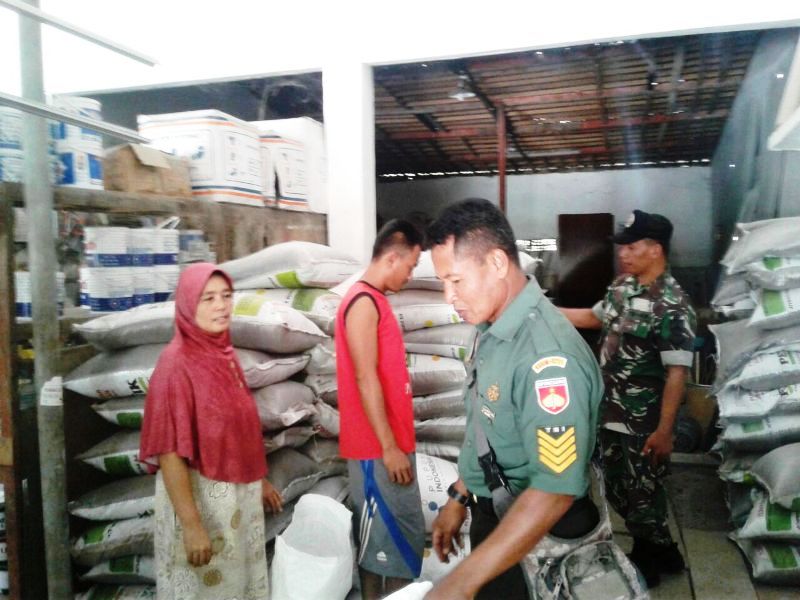 Babinsa Koramil 05/Cepu Monitoring Pendistribusian Pupuk Bersubsidi