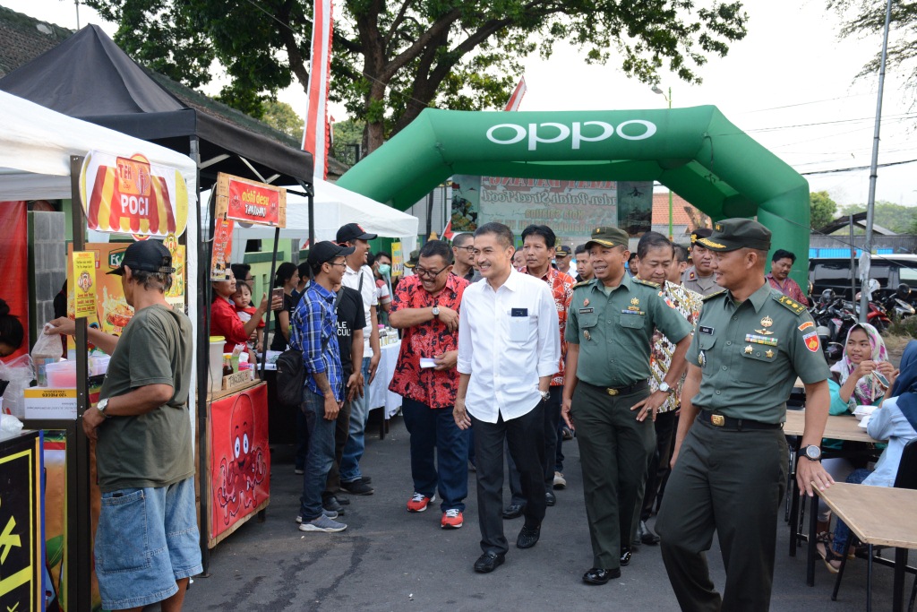Korem 073/Makutarama bersama Pemkot Salatiga Membuka Warung Komsos Raden Patah Street Food Sambut HU