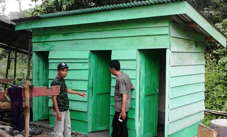 Ringankan Beban Warga Kurang Mampu Koramil Demak Buat Jamban Sehat