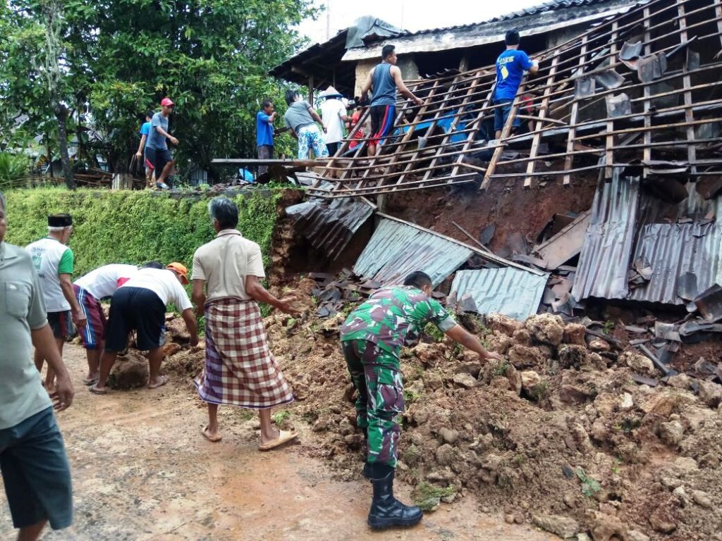 Babinsa Mlonggo Jepara Bantu Bersihkan Puing tanah Longsor yang menimpa rumah Warga
