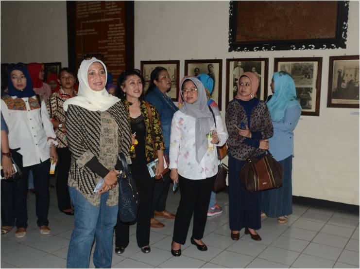 Ibu ketua kunjungan ke museum kartini