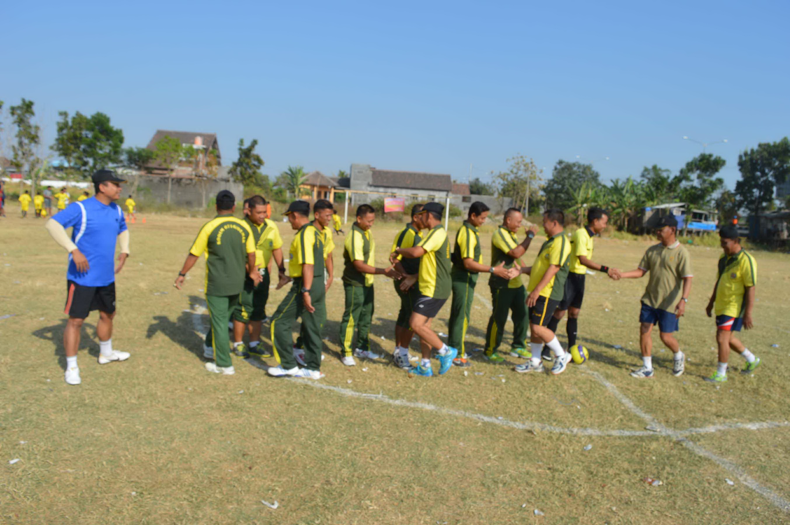 Jalin Keakraban,  Satgas TMMDD  Gelar  Sepak Bola Bersama Warga