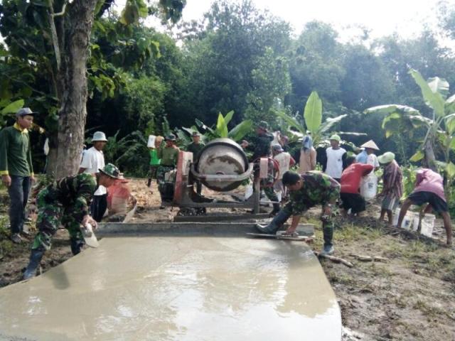 Prajurit TNI Ringankan Beban Masyarakat