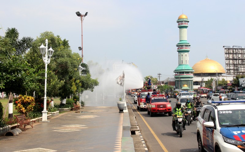 SINERGI LAKUKAN PENYEMPROTAN DISINFEKTAN SERENTAK
