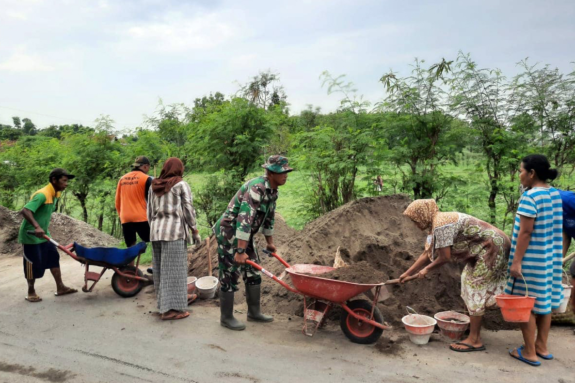 Babinsa Desa Selopuro Rembang Dikerumuni Ibu â€“ Ibu