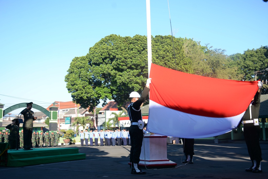 Danrem Kol Arh Moch Erwansjah Pimpin Upacara HUT RI 73 Di Makorem 073/Makutarama