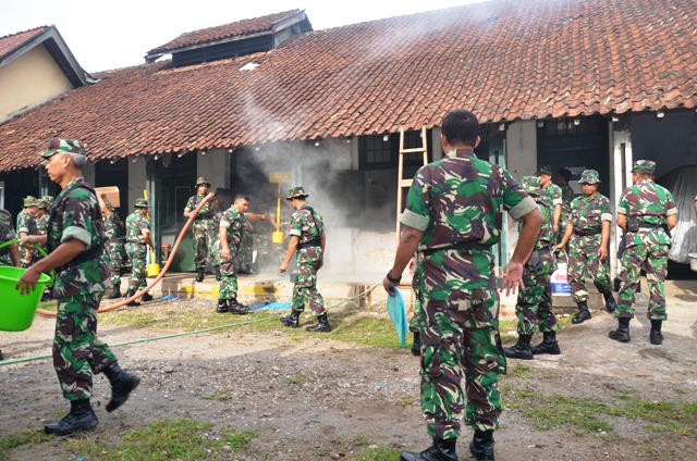 Prajurit korem salatiga latihkan simulasi penanggulangan kebakaran