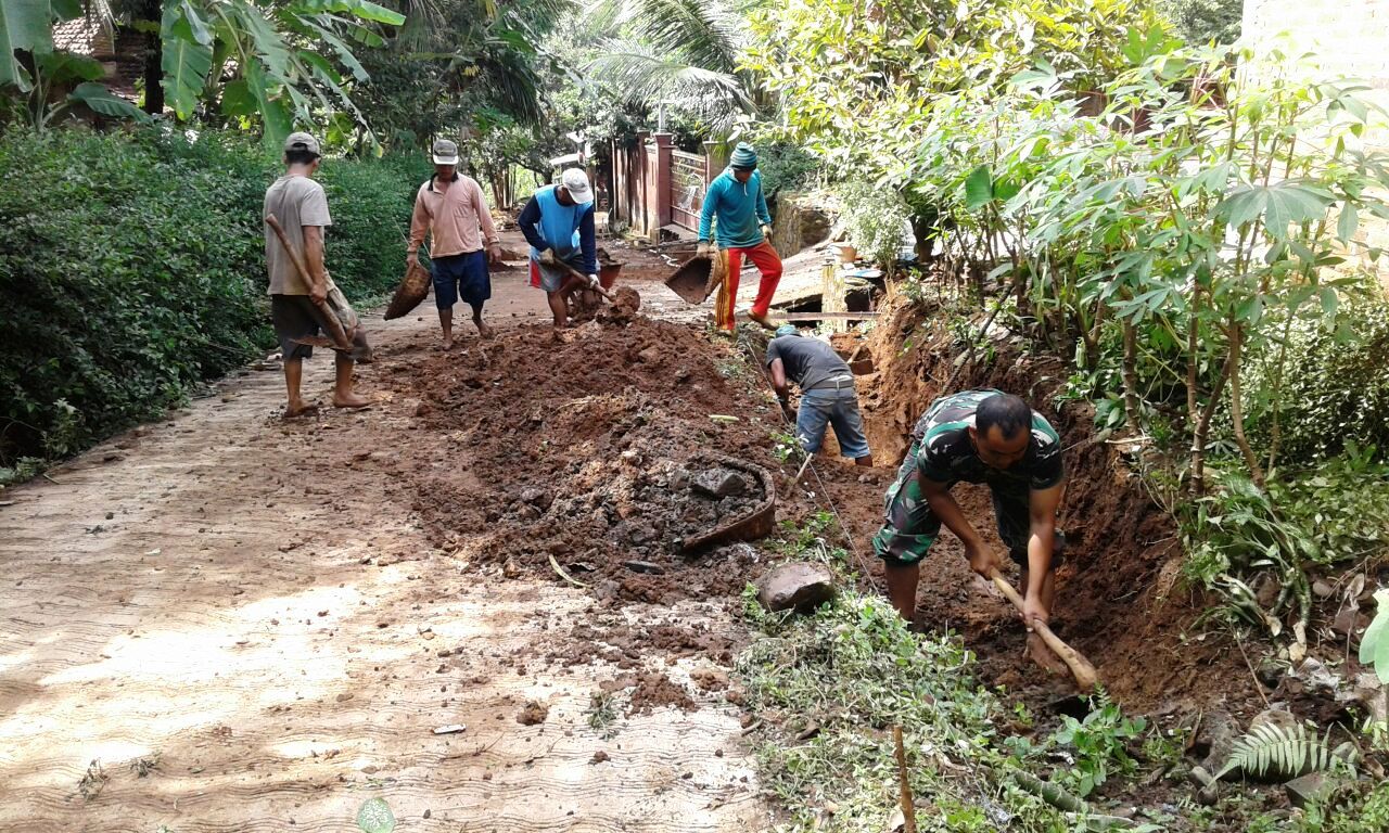 Babinsa Bersama Masyarakat Melaksanakan Karya Bakti Pembuatan Saluran Air