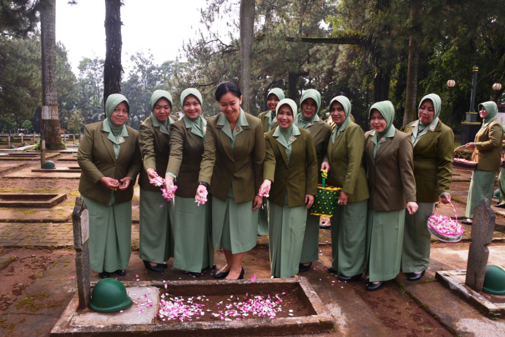 Ziarah Taman Makam Pahlawan Persit Koorcabrem 073/Makutarama Peringati HUT Persit Ke – 72 Tahun 2018