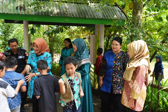 Ibu Ketua Koorcab Rem 073 Dampingi Ibu Munik Jaswandi Ke TK Lebah Putih