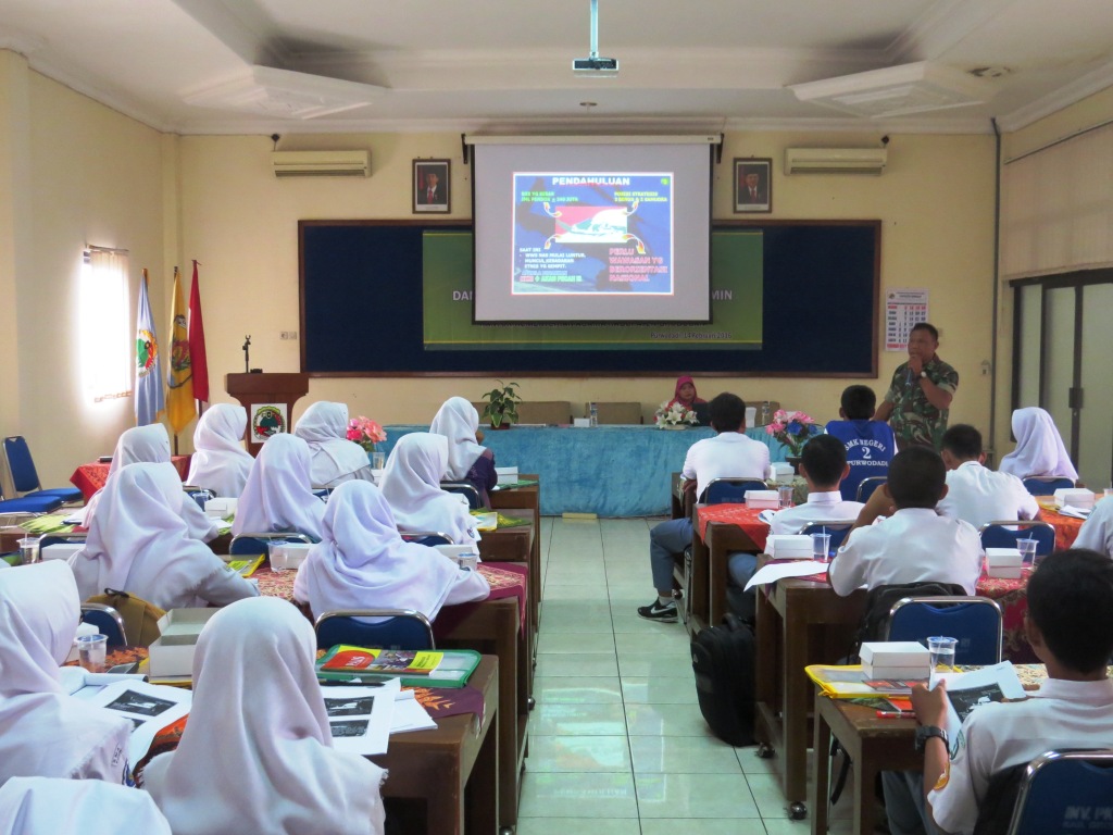 Pasi Intel Dim 0717/Purwodadi Memberikan Wawasan Kebangsaan Pelajar SMA