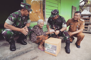 Danrem Serahkan Sembako untuk Lansia Tunanetra Sebatang Kara