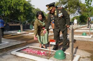 Danrem 073/Makutarama Pimpin Ziarah HUT TNI ke-80 di TMP Dharma Salatiga
