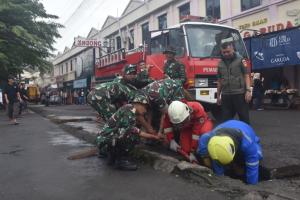 Korem 073/Makutarama Gelar Karya Bakti di Pasar Raya Salatiga, Wujud Kepedulian Lingkungan dan Fasilitas Publik