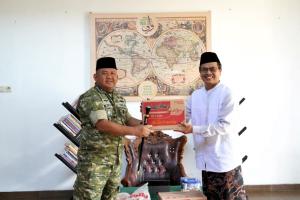 Danrem 073/Makutarama Silaturahmi ke Ponpes Wali Tuntang, Serahkan Bantuan Sembako
