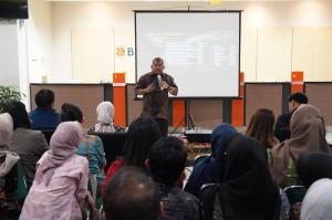 Danrem 073/Makutarama Kolonel Arm Ezra Nathanael, S.Kom., M.M., M.Han memberikan materi tentang kepemimpinan kepada jajaran karyawan dan manajemen Bank BNI di Kota Salatiga, Jawa Tengah.