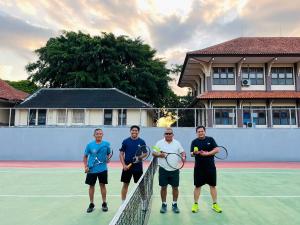 Raket Boleh Beradu, Persaudaraan Tetap Nomor Satu