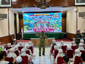 Belajar di Markas TNI, Danrem 073/Makutarama Tanamkan Cinta NKRI kepada Siswa SDTQ As Surkati