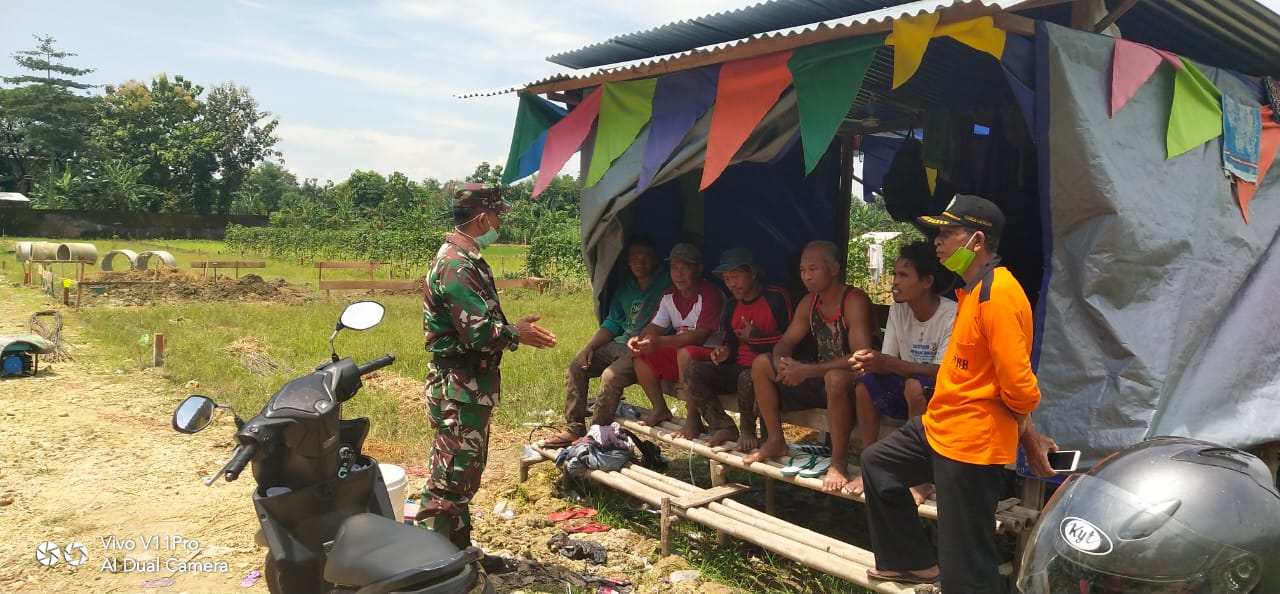 Penekanan Babinsa Grobogan Kepada Buruh Bangunan Agar Terhindar Covid-19