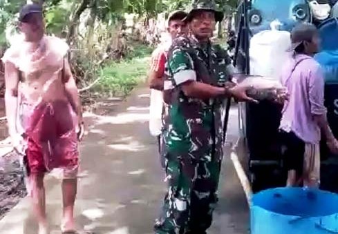 Babinsa Koramil 02/Bonang Demak, Dampingi Warga Panen Ikan Nila