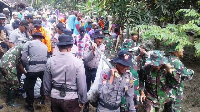TNI, Polri Dan BPBD Grobogan Perbaiki Tanggul Jebol  Di Kecamatan Gubug