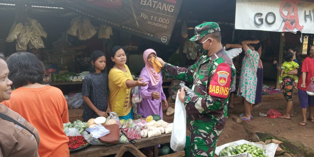 Untuk mencegah mewabahnya Virus Corona diwilayah binanaan, Babinsa dan Pemdes Bandengan Bagikan Mask
