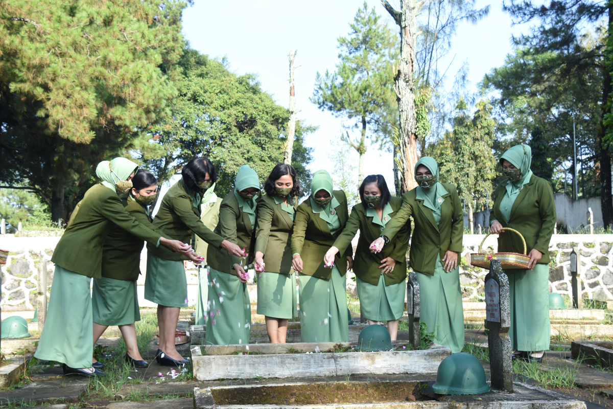 Peringati HUT Persit KCK Ke-76, Ketua Persit Korem 073/MKT Ziarah Ke Makam Pahlawan 