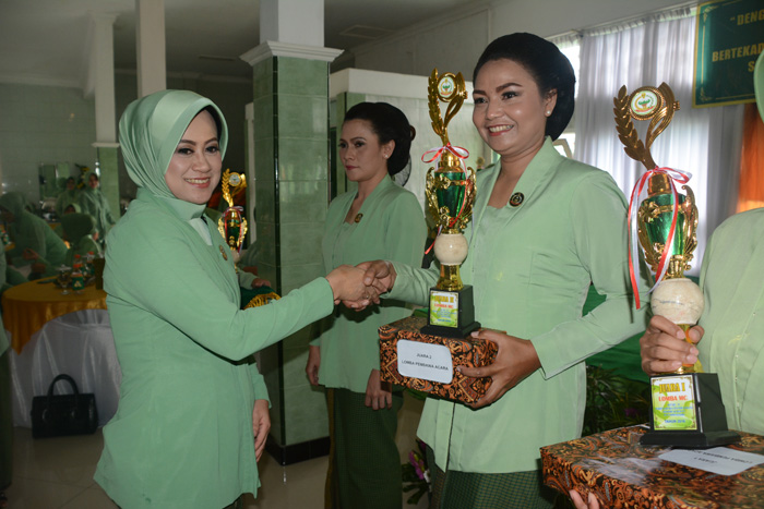 Ibu Ketua Bagikan Hadiah