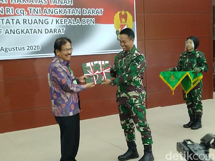 Menteri Agraria Serahkan Sertifikat Hak Pakai Urut Sewu kepada TNI AD