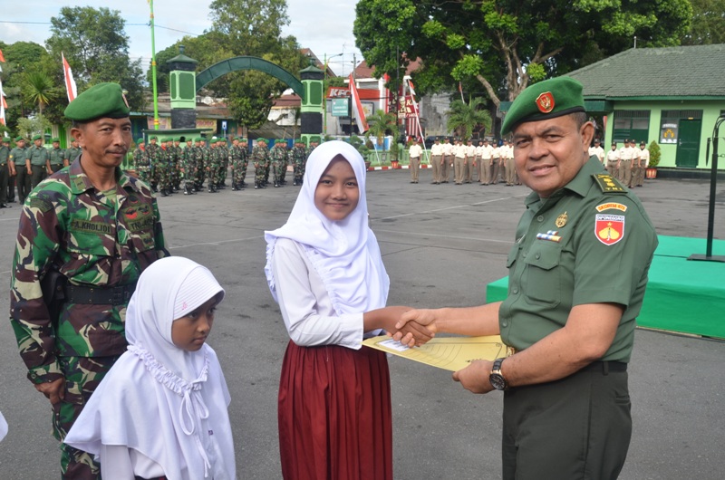 Korem Berikan Bea Siswa