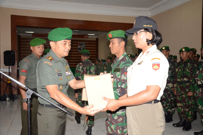 Danrem Berikan Bingkisan Lebaran