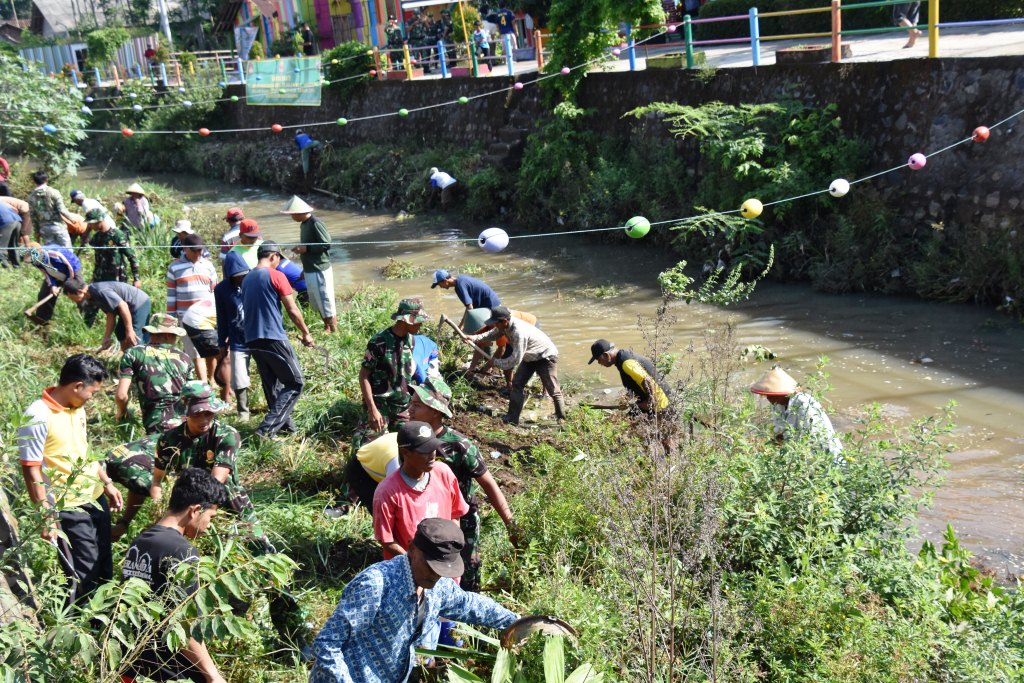 Anggota Korem 073/Makutarama Melaksanakan Bersih-Bersih Sungai Bejalen Ambarawa