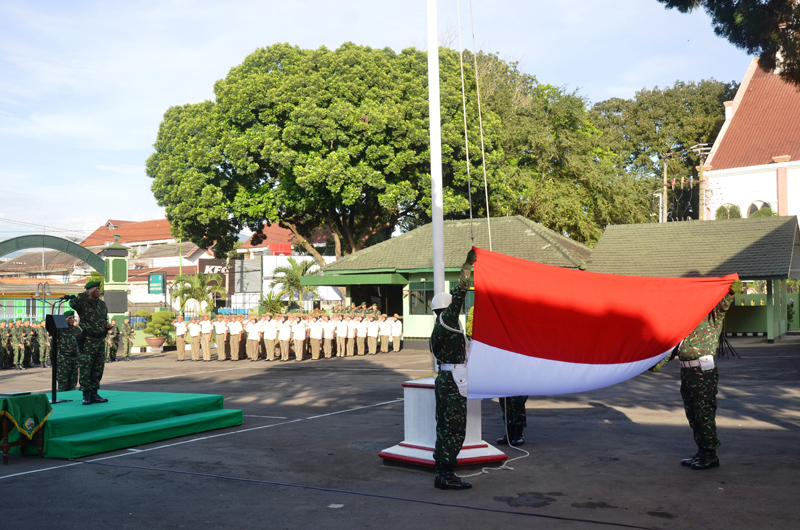 Korem 073/Makutarama Laksanakan Upacara Bendera Minggu Militer Dengan Tertib Dan Aman