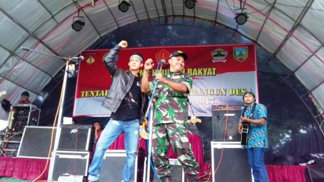 Masyarakat Kandangmas Dihibur Dengan Panggung Prajurit