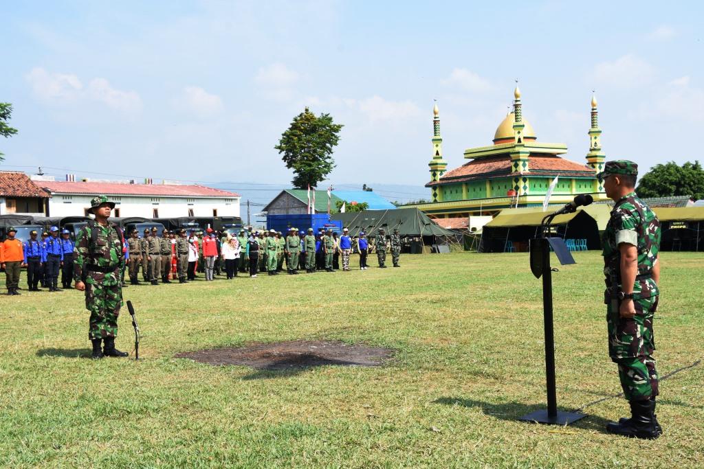 Anggota TNI Korem Salatiga Evakuasi Korban Tanah Longsor Di Banyubiru