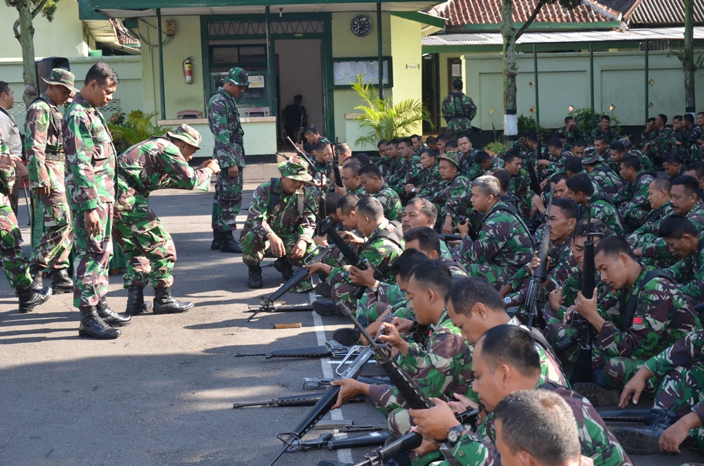 Bongkar Pasang Senjata